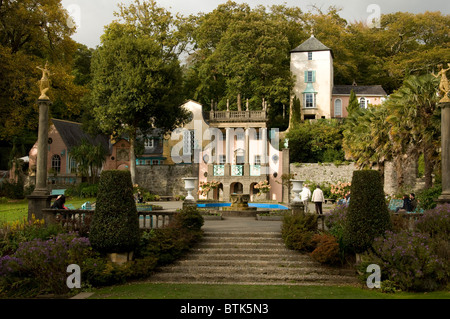 Portmeirion ('Le Village' dans la série télévisée des années 1960 "Le Prisonnier"), au nord du Pays de Galles. Banque D'Images