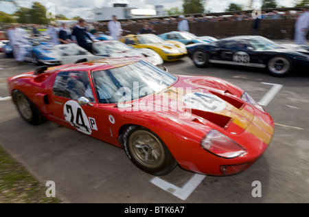 1966 Ford GT40. Ray Bellm arrive dans le paddock après la course pour le Trophée de la Pentecôte. 2010 Goodwood Revival, Sussex, England, UK. Banque D'Images