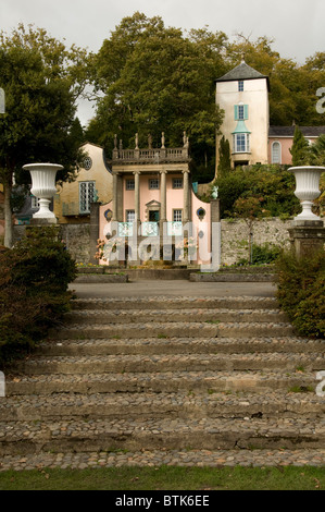 Portmeirion ('Le Village' dans la série télévisée des années 1960 "Le Prisonnier"), au nord du Pays de Galles. Banque D'Images