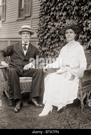 Charles Evans Hughes (1862-1948), candidat présidentiel républicain, avec sa femme, Antoinette Carter Hughes, en 1916. Banque D'Images