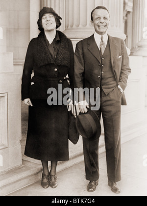 Alice Roosevelt Longworth (1884-1980), et son frère Théodore Roosevelt Jr (1887-1944), partager un rire joyeux en 1932. De la Banque D'Images