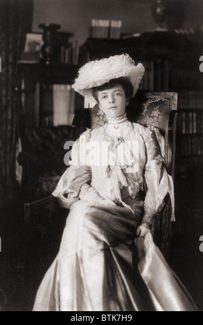 Alice Roosevelt (1884-1980), à l'âge de 18 ans dans une robe de dentelle et regal sans sourire. 1902. Banque D'Images