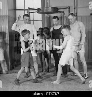 Theodore Roosevelt Jr (1887-1944), l'accompagnement des garçons dans un match de boxe. Son fils, Corneille, est le garçon se battre sur la gauche. 22 mars, 1924. Banque D'Images