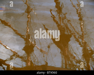 Reflet dans l'eau du gréement d'un vieux trois mâts, Cornwall, UK Banque D'Images