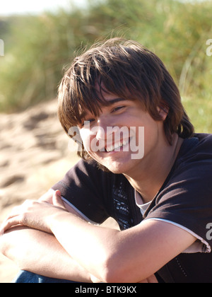 Happy smiling adolescent à la plage, UK Banque D'Images