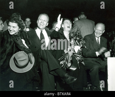 Le général Dwight D. Eisenhower et sa femme Mamie à un Grand Rapids, Michigan événement de campagne en 1952. Avec eux sont représentatifs Gerald R. Ford et sa femme Betty. Banque D'Images