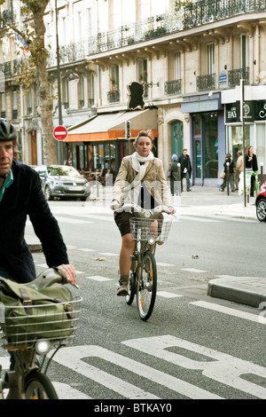 Les gens cyclists riding Velib partage des vélos de location de vélos publics en voie de Boulevard Saint Germain Paris l'après-midi d'automne Banque D'Images