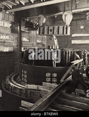 Ouvriers de l'installation d'un générateur dans le barrage Norris powerhouse. Norris Dam est le premier grand projet de la Tennessee Valley Authority, créé pendant les 100 premiers jours de l'administration de Franklin Roosevelt. La construction a commencé le 1 octobre 1933 et a été terminé en mars 4, 1936. Banque D'Images