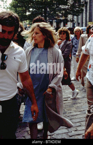 Les écrous, Barbra Streisand portant chemise d'hôpital sur emplacement dans le lower Manhattan, New York en octobre 1986, 1987. Banque D'Images