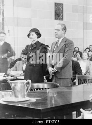 George "Machine Gun Kelly (1897-1954), et sa femme, Kathryn, en cour le 13 octobre 1933 Réception des peines de prison à vie pour l'enlèvement de Charles F. d'Urschel. Kelly allait mourir en prison en 1954. Kathryn a été libéré de prison en 1958. Banque D'Images