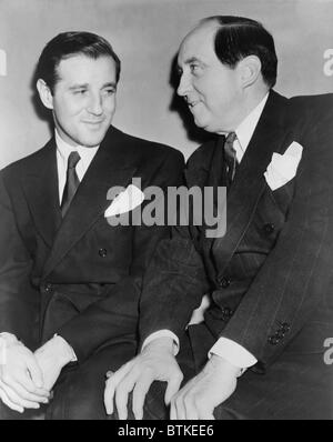 Benny 'Bugsy' Siegel (1906-1947) avec son avocat Jerry Giesler, dans un tribunal de Los Angeles où il a été accusé du meurtre de la rue Hollywood informateur de police Harry Greenberg sur Thanksgiving Eve, 1939. Siegel a été acquitté. Banque D'Images