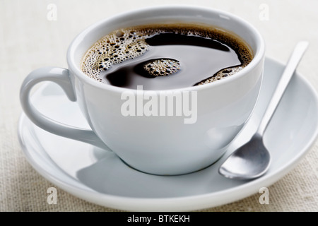 Tasse de café noir fraîchement moulu, l'accent est mis sur le milieu des bulles Banque D'Images