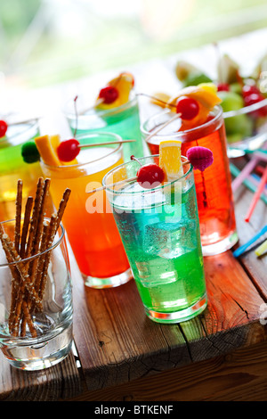 Cocktails d'été colorés servis en plein air Banque D'Images