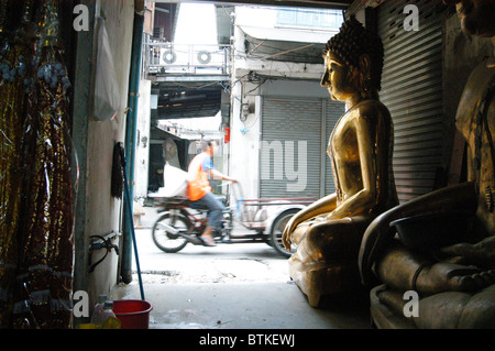 Buddha stockées dans une ruelle à l'extérieur de l'atelier de bouddha, Bankok, Thaïlande. Banque D'Images