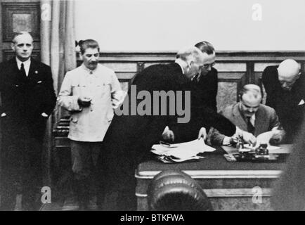 Le ministre des Affaires étrangères soviétique Molotov signe le pacte Nazi-Soviet Nonaggression au Kremlin le 23 août 1939. De gauche à droite : von Ribbentrop, Staline, Gauss, Hilger, Molotov, von der Schulenburg. Banque D'Images