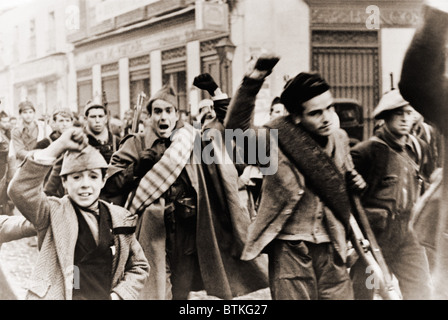 Bataillon de anti-franquiste (républicain), troupes de choc marchant à Madrid pendant la guerre civile espagnole, Madrid. Ils rendent le poing serré de saluer la solidarité. Ca. 1937. Banque D'Images