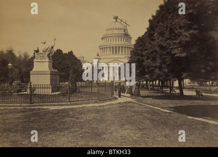 United States Capitol Building en 1863, avec le nouveau dome en construction et de la statue de George Washington par Horatio Greenough au premier plan, où les hommes et les femmes se promener. Photo par Andrew J. Russell. Banque D'Images