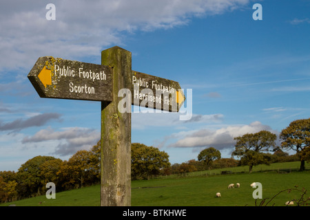 Les plaques de rue à des destinations différentes. Waymarker Panneau pour sentier public à Harris fin tomba, Scorton, Lancashire, UK Banque D'Images