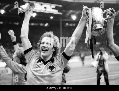 Joueur de Wolverhampton Wanderers Andy Gray avec la coupe de la Ligue à Wembley en 1980 Banque D'Images