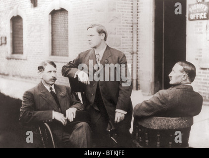 Leader du travail Big Bill Haywood (centre), avec co-defendents, Charles Moyer et George Pettibone en dehors du bureau du shérif de Boise dans l'attente de son procès pour meurtre de l'ex-gouverneur Frank Steunenberg. Il a été la cible de poursuites en raison de ses activités syndicales et a été acquitté. 1907. Banque D'Images