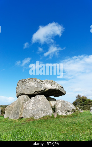 Tombe 7, un dolmen avec Stone Circle au cimetière mégalithique de Carrowmore, près de Sligo, Comté de Sligo, Irlande, Connaught. Banque D'Images