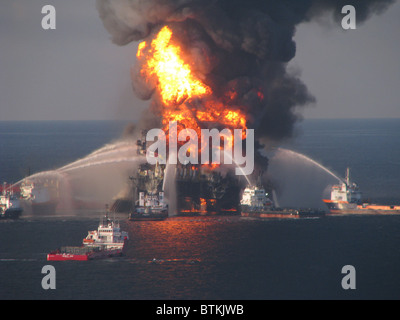 British Petroleum (BP) de la compagnie pétrolière, le Deepwater Horizon plate-forme de forage en mer est entouré de bateaux d'incendie de la Garde côtière des États-Unis le 21 avril 2010. 11 travailleurs ont été tués et mille de profondeur Puits jaillissant pollué le golfe du Mexique pendant des mois. Banque D'Images