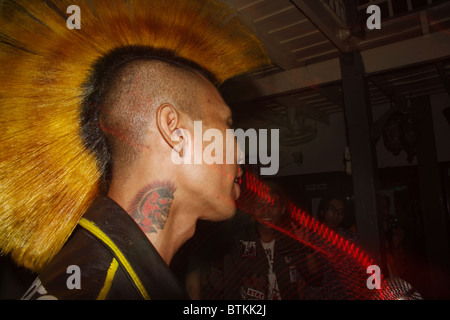 Le chanteur de l'ensemble, un Thaï Dirtys groupe punk, effectuant à Bangkok, Thaïlande Banque D'Images