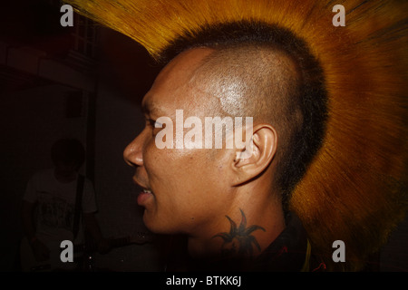 Le chanteur de l'ensemble, un Thaï Dirtys groupe punk, effectuant à Bangkok, Thaïlande Banque D'Images