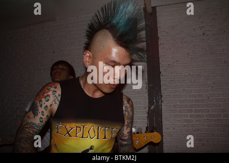 Le chanteur de l'ensemble, un Thaï Dirtys groupe punk, effectuant à Bangkok, Thaïlande Banque D'Images