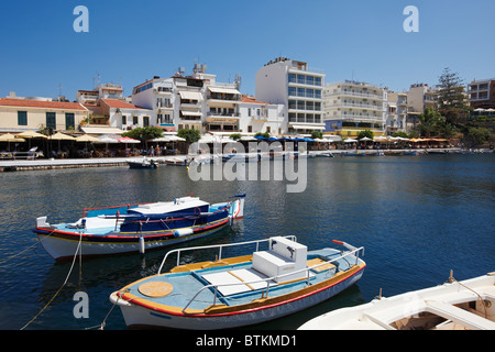 Bateaux dans le port d'Agios Nikolaos. Crète, Grèce. Banque D'Images