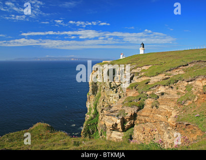 Royaume-uni Écosse Caithness Dunnett Head et le phare à la recherche sur les Pentland Firth à Orkney et l'île de Hoy Banque D'Images