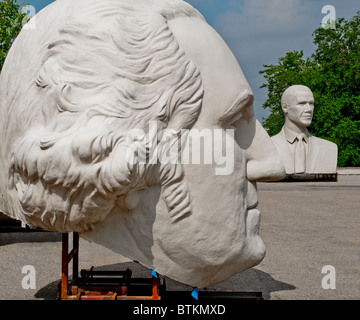 Sculptures en béton blanc de George Washington, et Barack Obama, David Adickes à Sculpturworx Studio à Houston, Texas, USA Banque D'Images