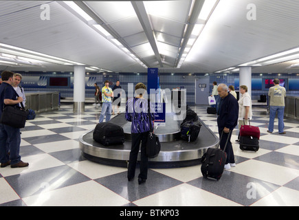 Passagers en attente pour les bagages à l'aéroport international de Philadelphie, Pennsylvanie, USA Banque D'Images