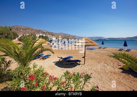Vue sur la plage de sable d'Elounda. Village d'Elounda, Crète, Grèce. Banque D'Images
