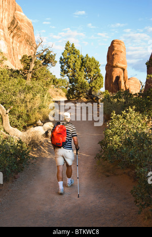 Visiteurs randonnée le sentier jardin Devils dans Arches National Park. Banque D'Images