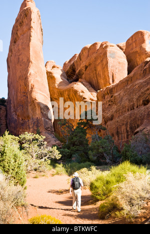 Visiteurs randonnée le sentier jardin Devils dans Arches National Park. Banque D'Images