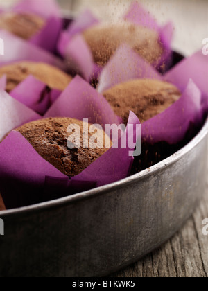 Des petits gâteaux au chocolat en violet. Banque D'Images