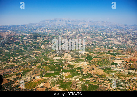 Vue panoramique de la terre rurale depuis le mont Juktas, alias le mont Giouchtas (Giouhtas), une montagne dans le centre-nord de la Crète, Grèce. Banque D'Images