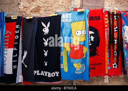 Serviettes de plage affiché dans une boutique de souvenirs. Crète, Grèce. Banque D'Images