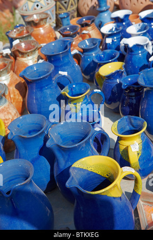 Une sélection de cruches en céramique faites à la main exposées dans un marché de poterie en plein air. Crète, Grèce. Banque D'Images