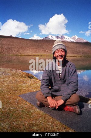 Un nomade tibétain assis sur la rive de lac chandratal dans le district de Lahaul et Spiti Himachal Pradesh. Banque D'Images