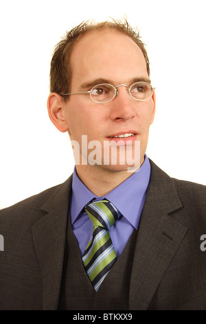 Portrait de jeune homme avec des lunettes et confiant regardez, isolé sur fond blanc Banque D'Images