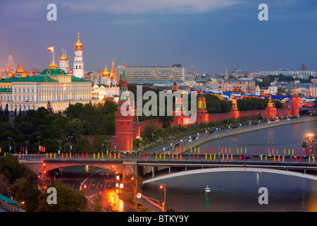 La Moskova et l'Illumination du Kremlin au crépuscule. Moscou, Russie. Banque D'Images