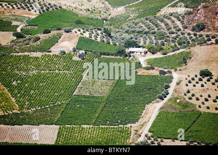 Vue aérienne des terres agricoles depuis le mont Juktas, alias le mont Giouchtas (Giouhtas), une montagne dans le centre-nord de la Crète, Grèce. Banque D'Images