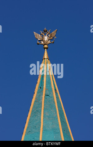 La flèche de la tour de la porte avant avec l'aigle bicéphale. Kolomenskoye estate, Moscou, Russie. Banque D'Images