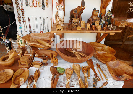 Souvenirs sculpté de bois d'olive affiché dans une boutique de cadeaux. Village de Kritsa, Crète, Grèce. Banque D'Images