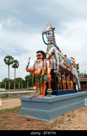 Temple Guardian Village à Moolankudi,District Shanghai, Tamil Nadu, Inde du Sud, Inde. Banque D'Images