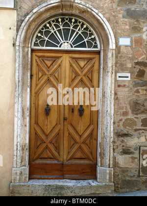 Porte résidentielle en bois en Toscane. Italie Banque D'Images