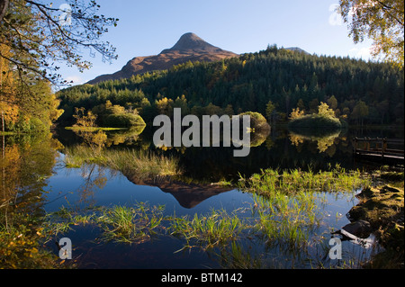 Le Pap of Glencoe Glencoe ci-dessus Lochan, Glen Coe, Argyll, Scotland. Couleurs d'automne en Ecosse à l'approche de l'hiver. Collection automne Banque D'Images