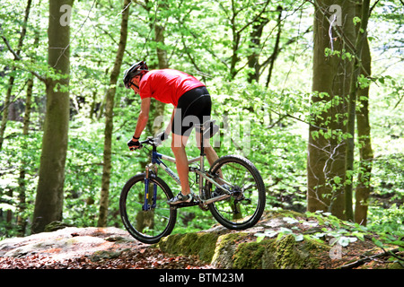 Senior sportif avec VTT dans les bois Banque D'Images